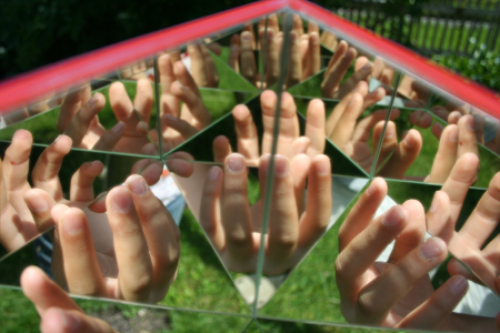Kraul Kaleidoskop mit Fingern
