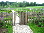Lattenzaun und Gartentüren aus Kastanie